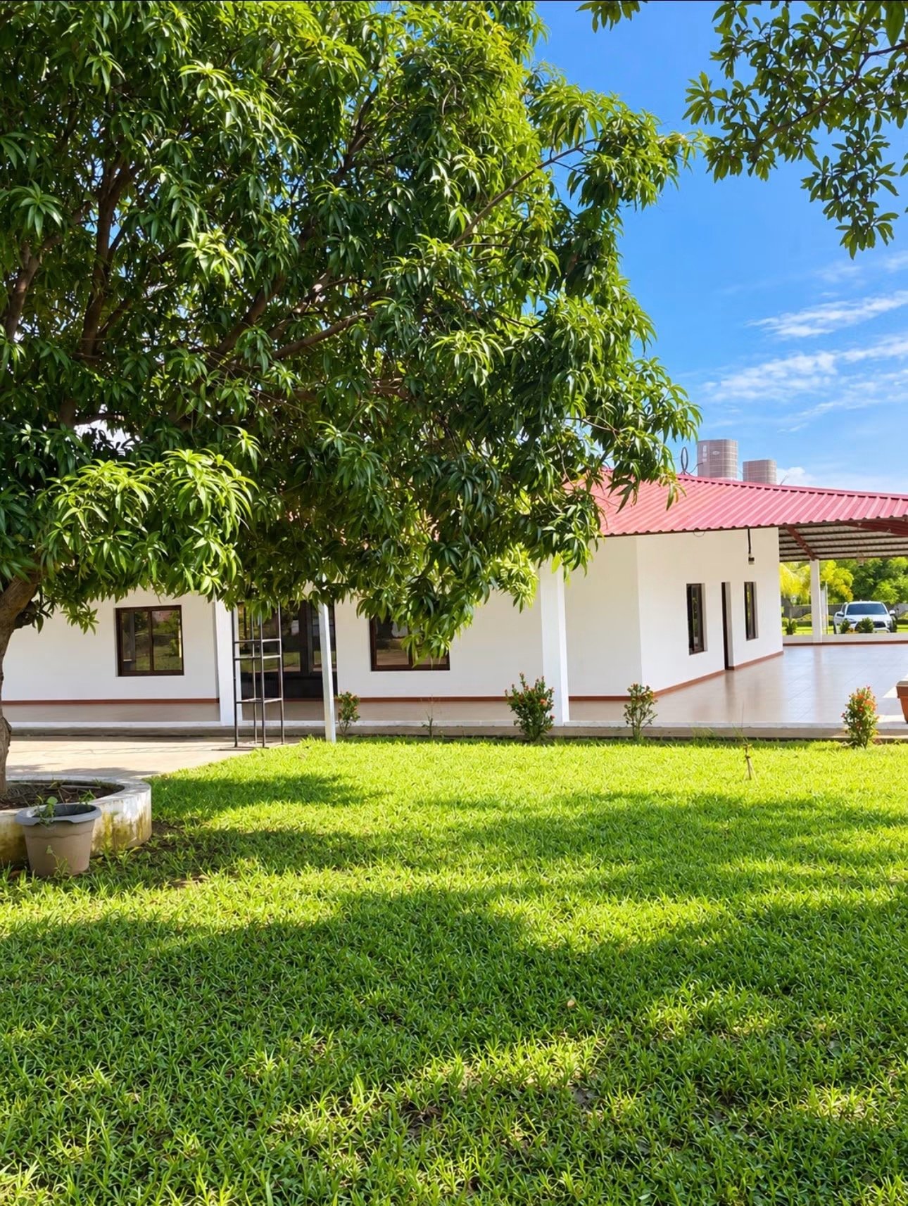 Vista lateral del jardín y la casa principal